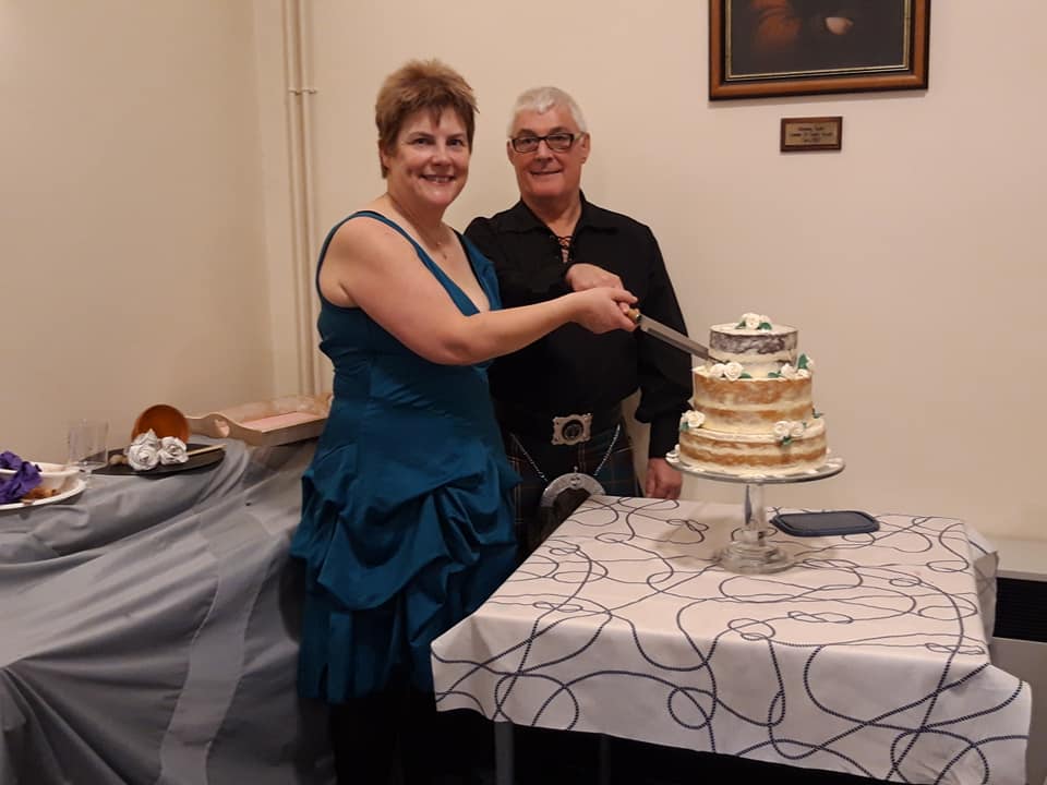 Sue and Ian cutting their wedding cake